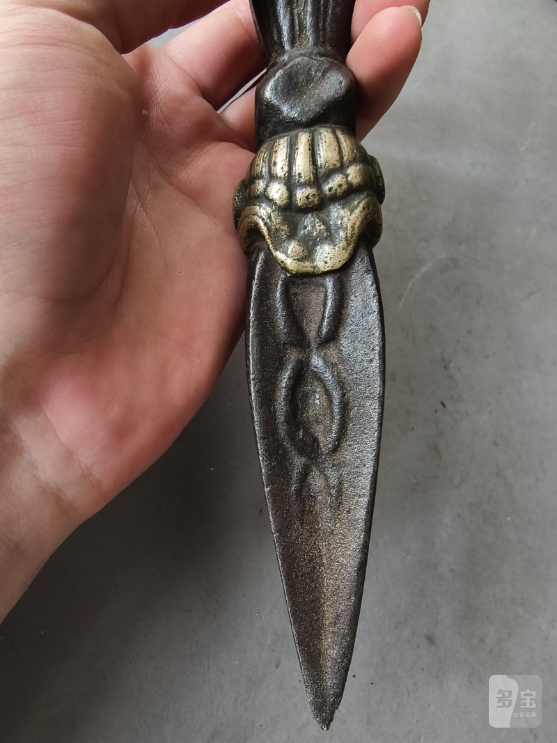 A metal bell (ghanta) and a phurbu - 图8